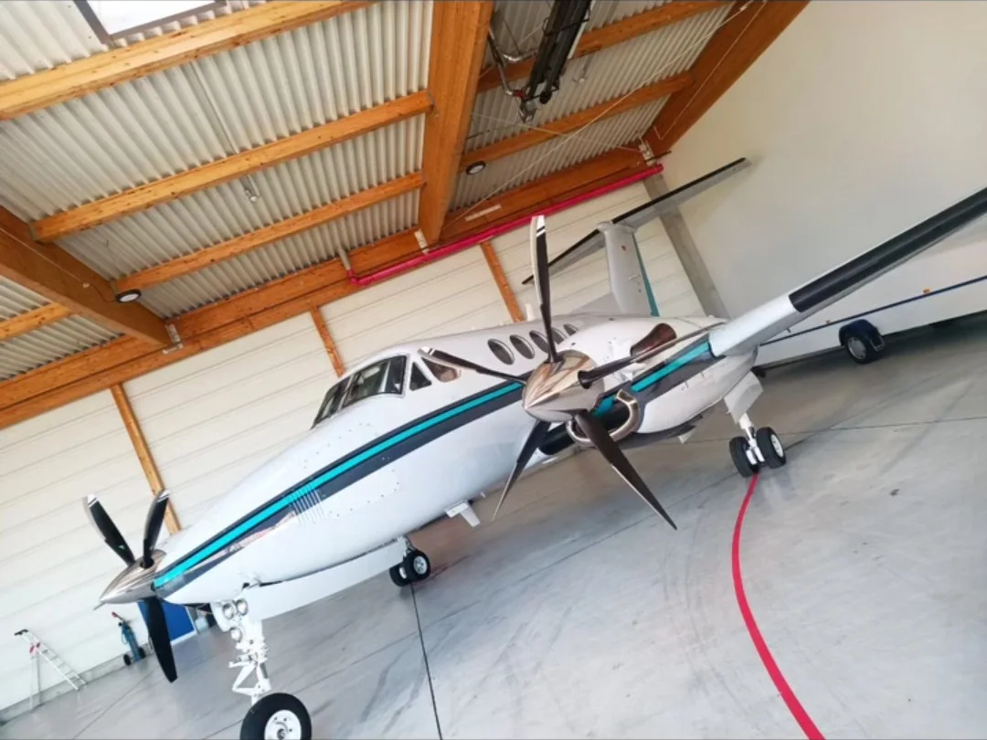Aufbereitete Beechcraft King Air im Hangar