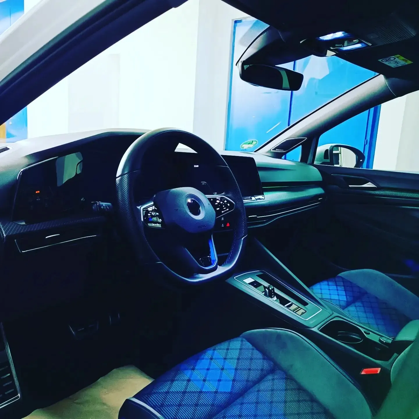 Detailreiches Cockpit nach gründlicher Innenraumaufbereitung