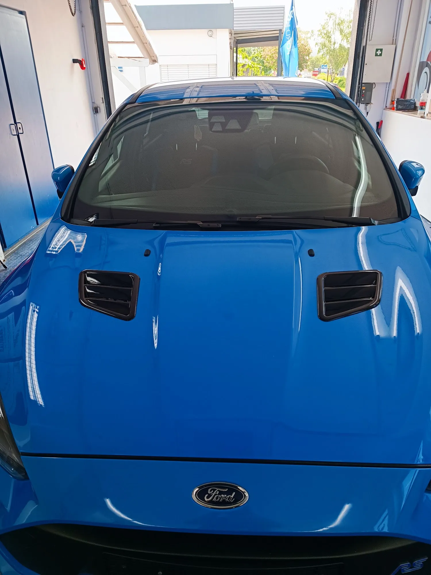 Blaue Motorhaube eines Ford Focus RS auf Hochglanz poliert