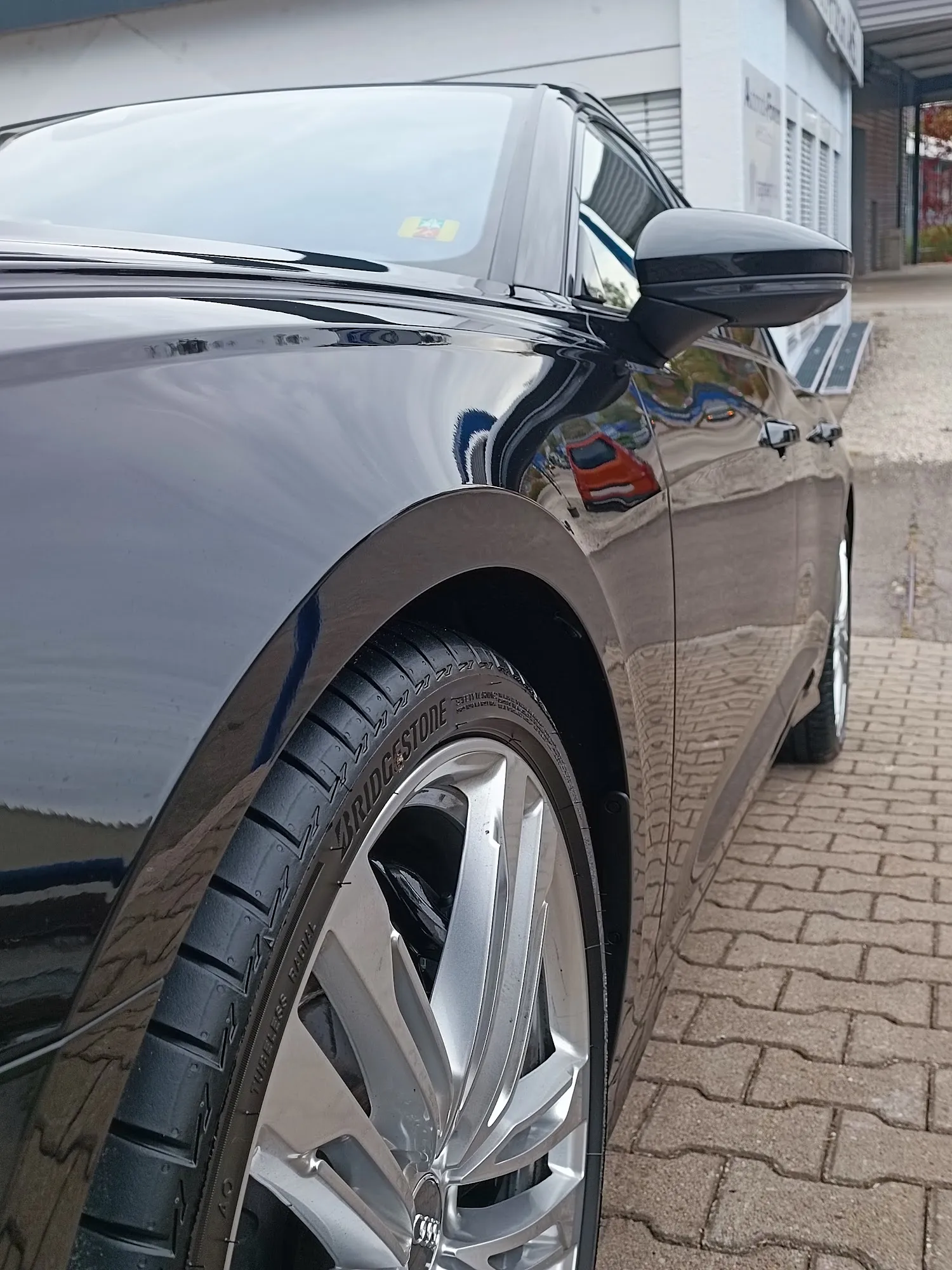 Saubere Felge und Reifenflanke an einer schwarzen Limousine