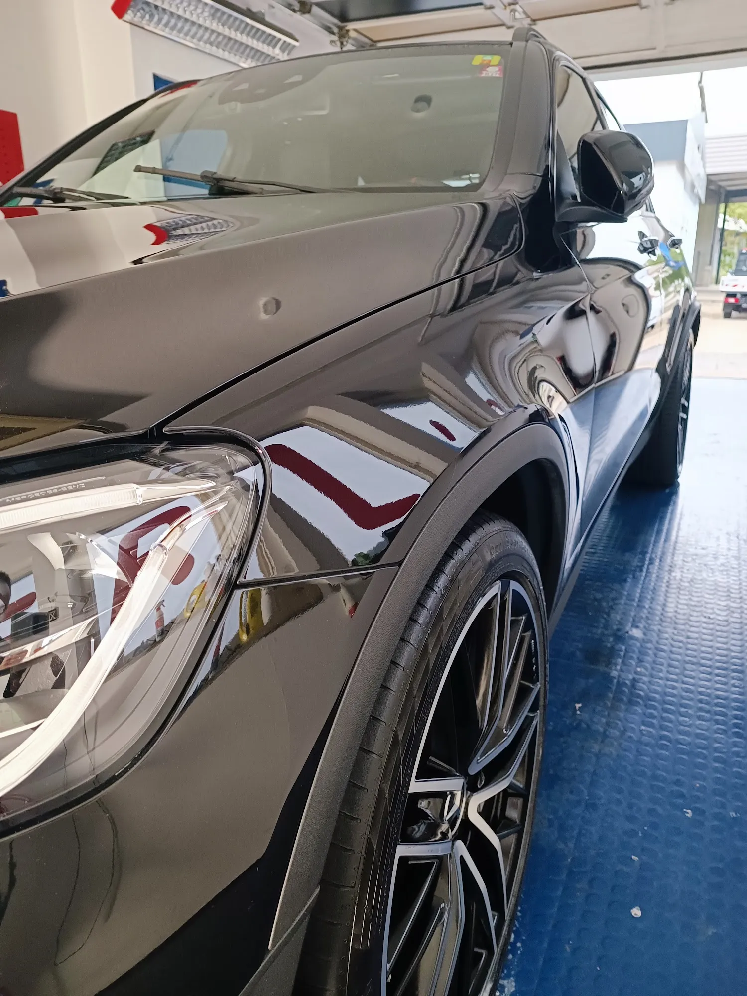Schwarzer Mercedes SUV mit scharfen Spiegelungen und sauberen Felgen