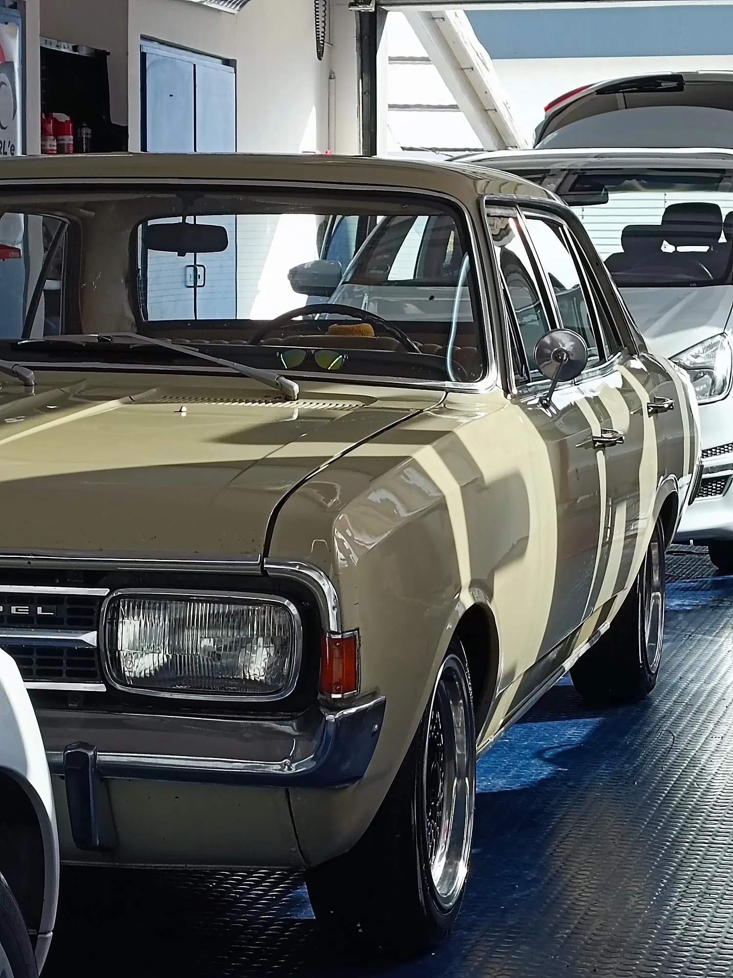 Beiger Opel Klassiker bei der Aufbereitung in der Halle