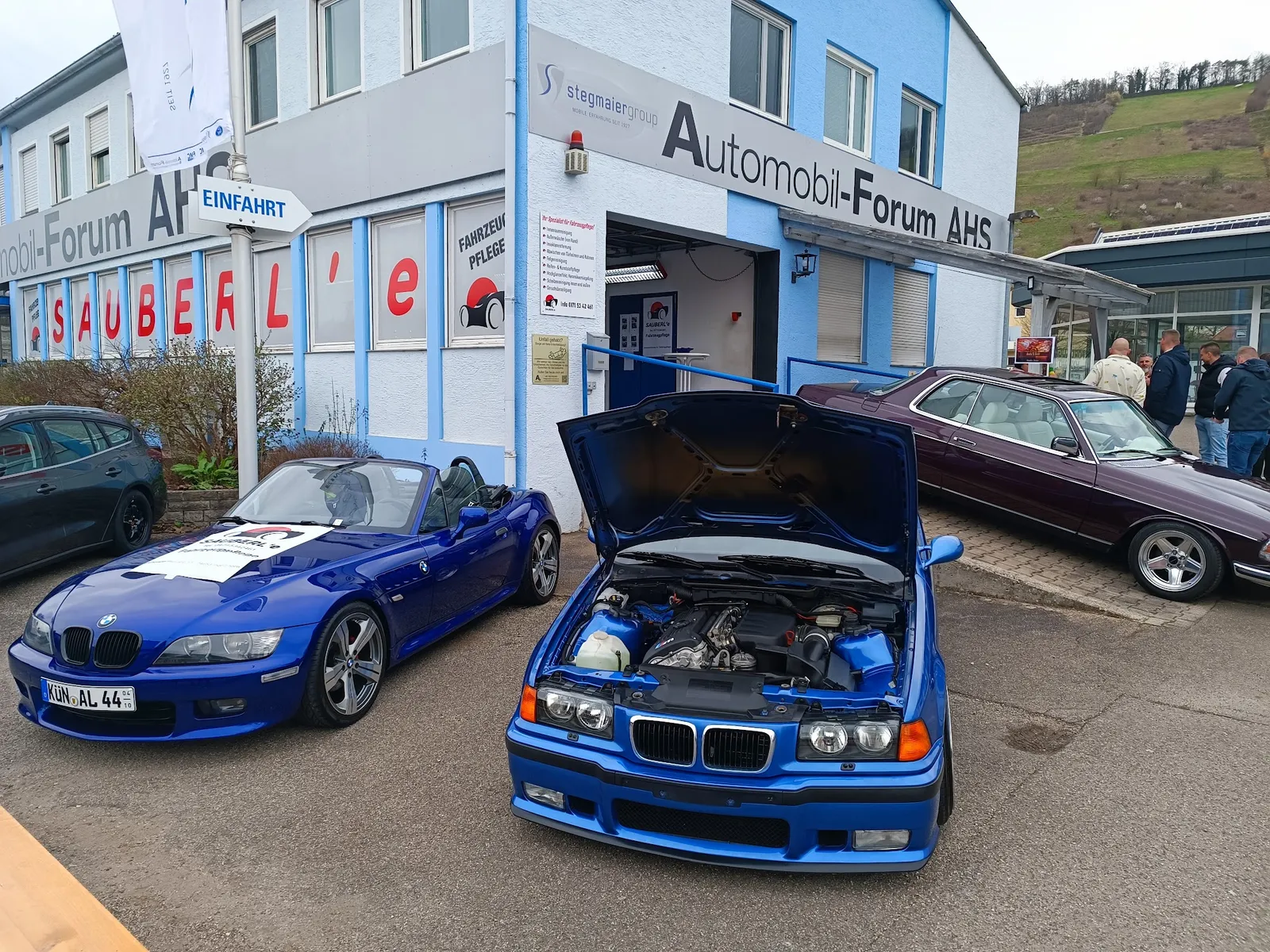 Fahrzeugtreffen vor der Halle von Sauberle in Ingelfingen