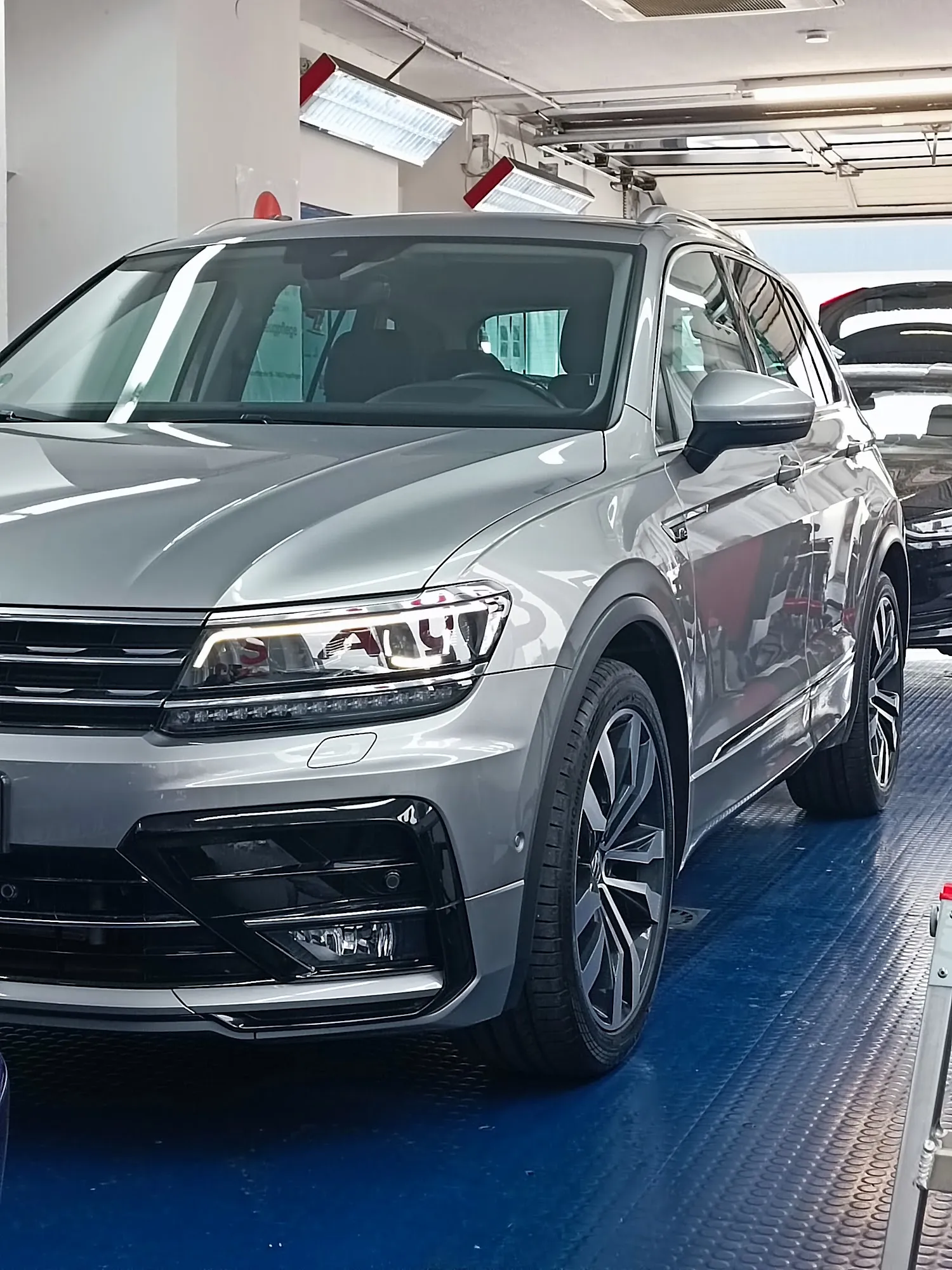 Gepflegter VW Tiguan R-Line in der Aufbereitungshalle