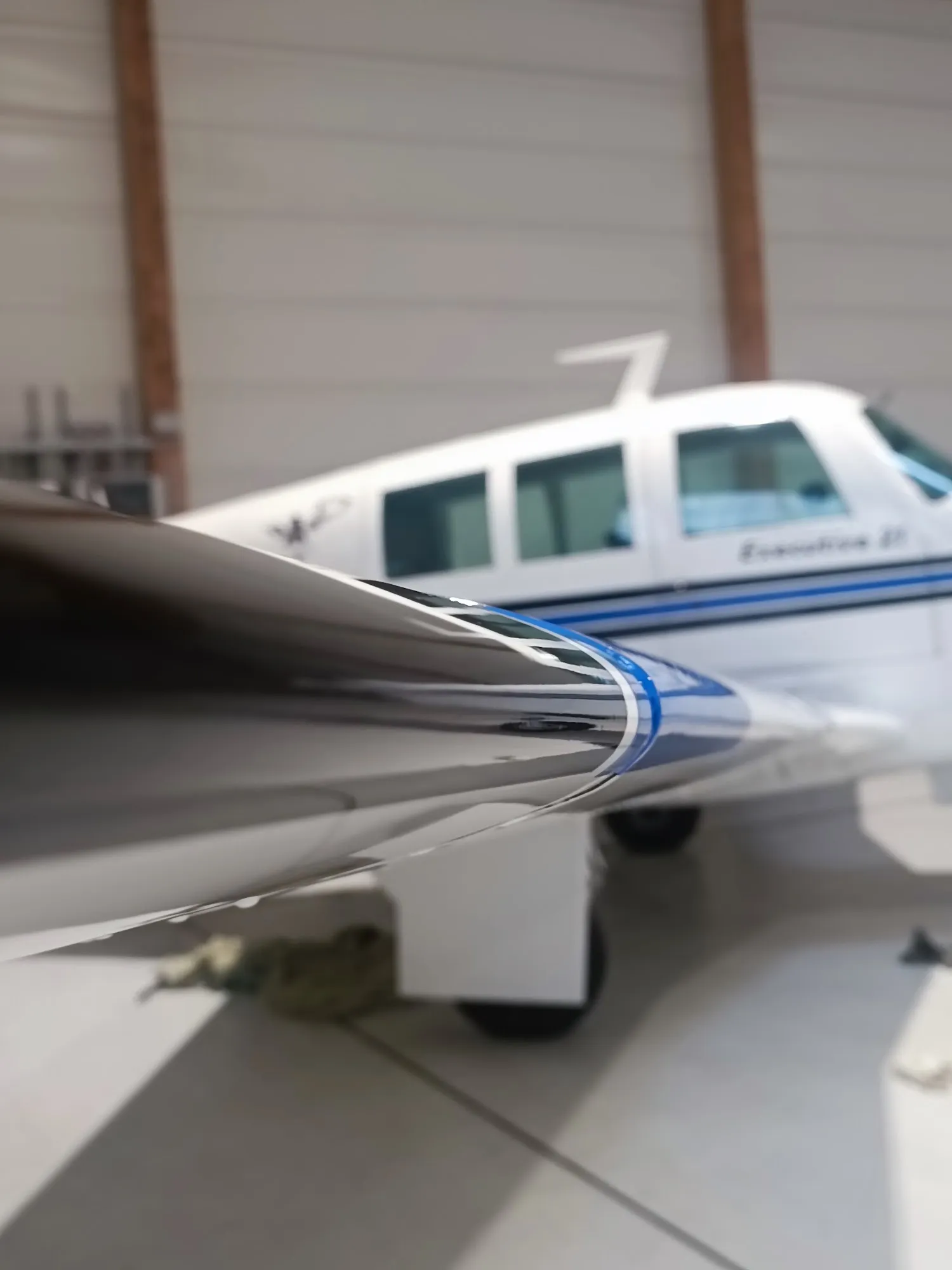 Polierte Tragflächenkante eines Privatflugzeugs im Hangar