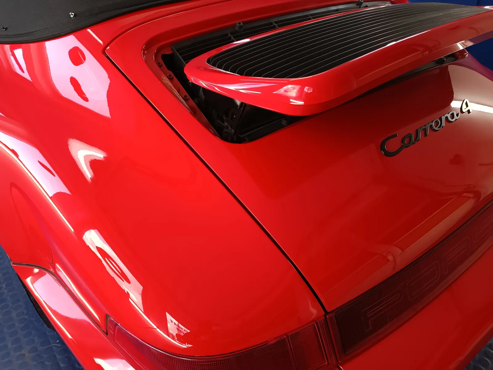 Roter Porsche 911 Carrera 4 mit poliertem Tiefenglanz