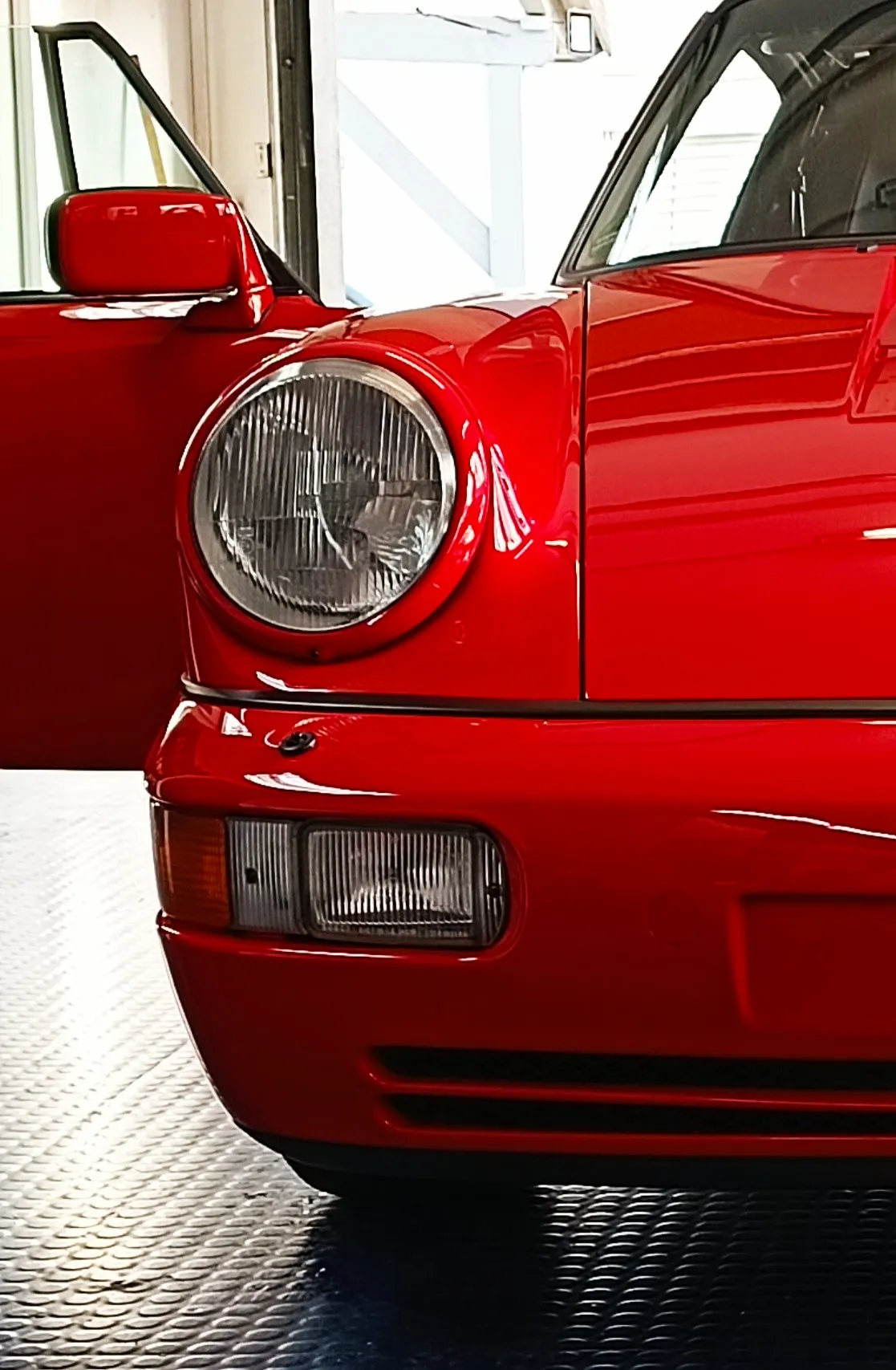 Frontpartie eines frisch aufbereiteten roten Porsche 911