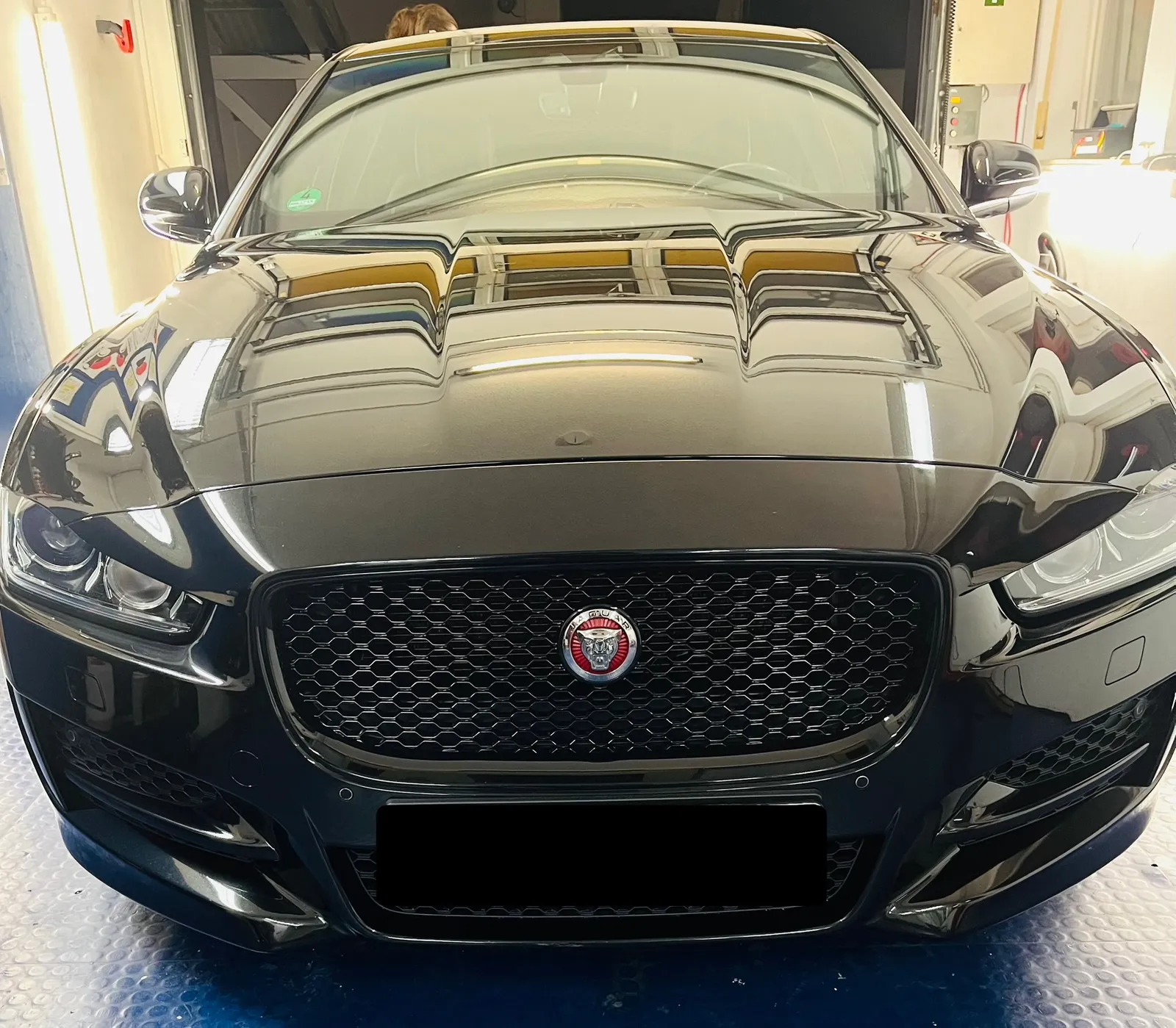 Schwarze Jaguar Limousine glänzend im Scheinwerferlicht