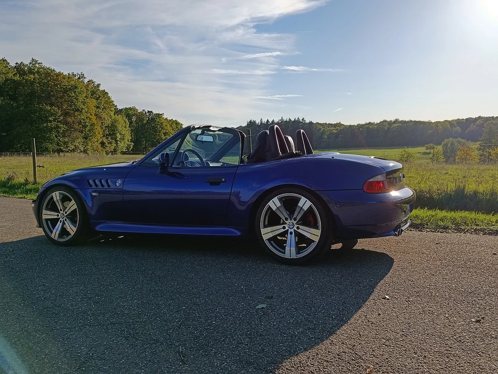Blauer BMW Z3 Roadster in der Abendsonne nach Lackpolitur