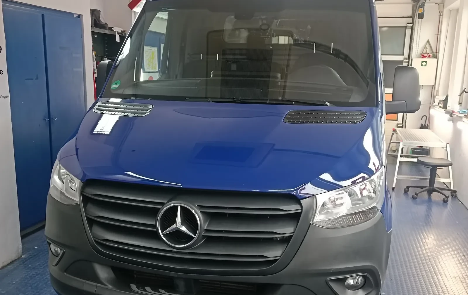 Blauer Mercedes Sprinter nach der Transporteraufbereitung